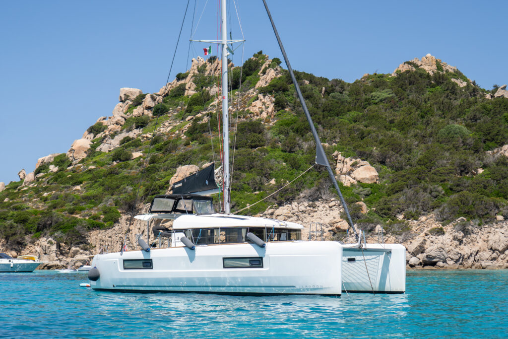Tour in Catamarano alle isole dell’Arcipelago di La Maddalena con partenza da Cannigione – Luxury 3