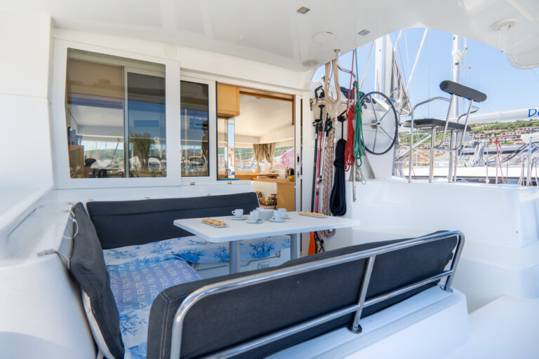 Escursione in catamarano luxury da Palau